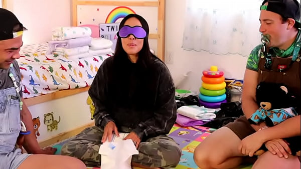 we try and figure out what adultbaby diaper this is